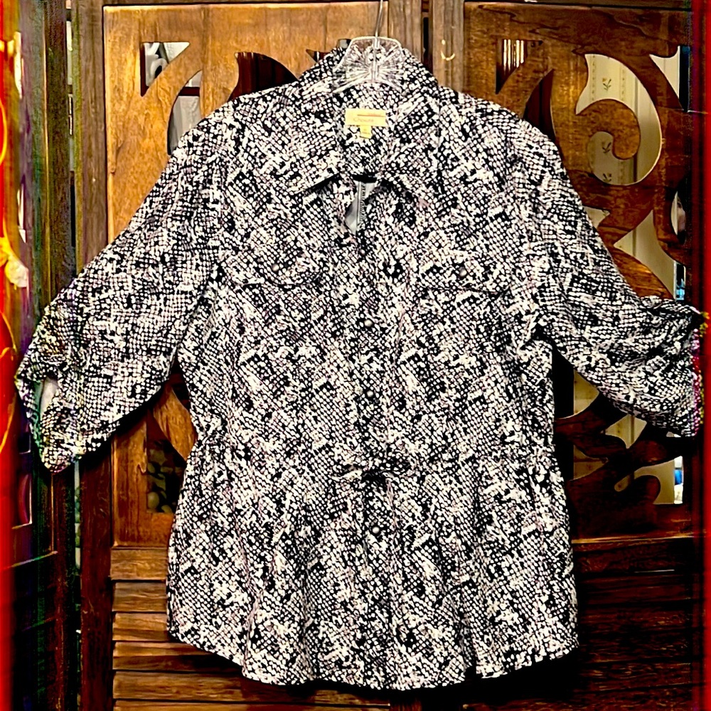 EUC XL Weekend Choices snake print button up & cinched waist top.